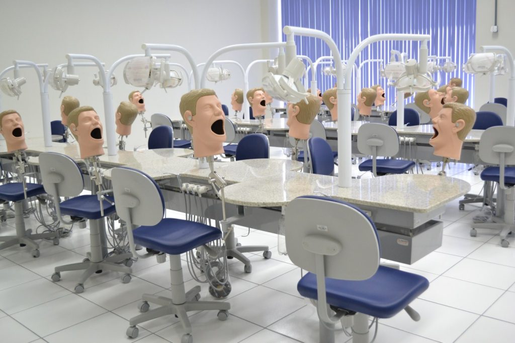 laboratório de faculdade de odontologia